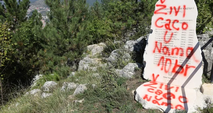 Oskrnavljen spomenik ubijenim građanima Sarajeva na Kazanima/Senad Gubelić