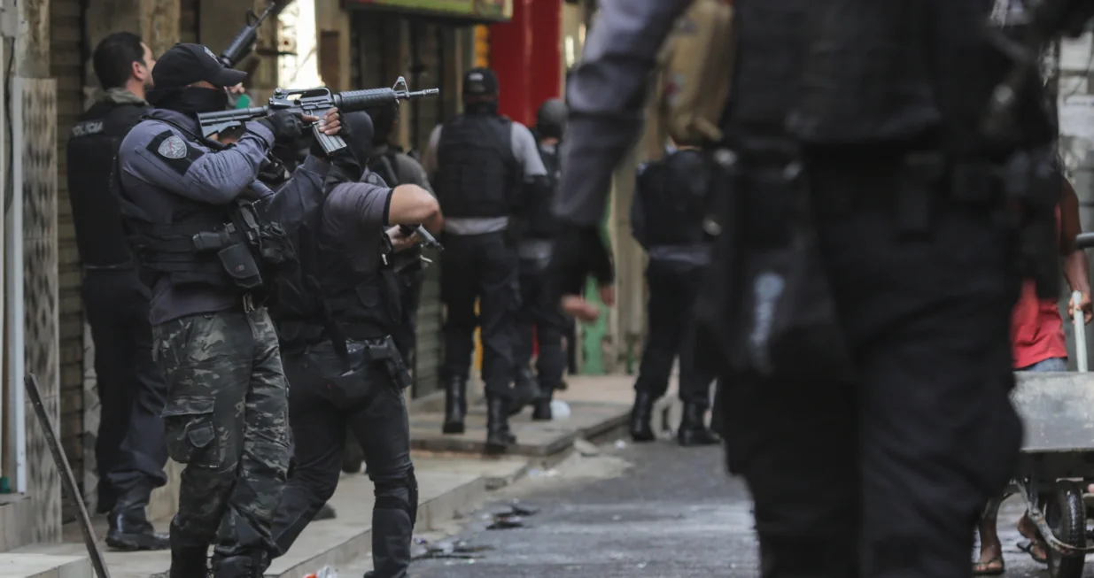 epa09181894 Members of the Police carry out a police operation against a gang of drug traffickers, in the Jacarezinho favela of Rio de Janeiro, Brazil, 06 May 2021. At least 25 people died, including a police officer, and another 5 were injured, two of them when they were mobilizing in the subway, during a police operation on 06 May against a gang of drug traffickers in a Rio de Janeiro favela, local media reported. EPA/Andre Coelho/Andre Coelho