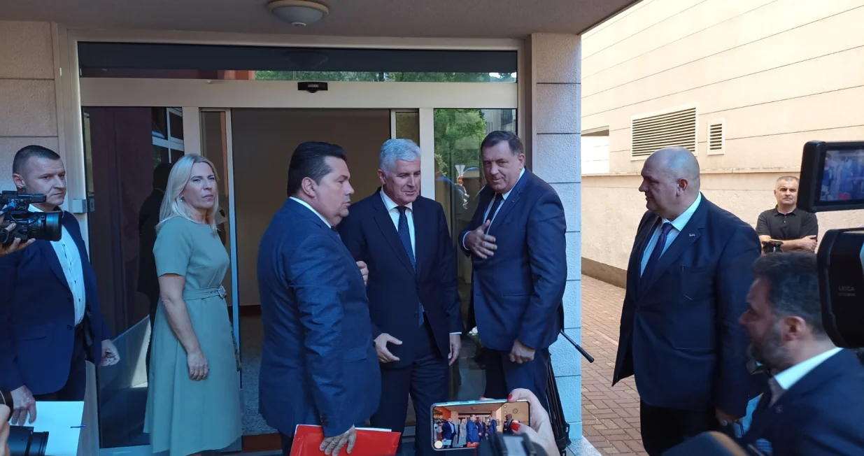 Domaćin Dragan Čović dočekao je goste sastanka stranaka vladajuće koalicije u Mostaru, Dodik, Stevandić i Cvijanovićka/
