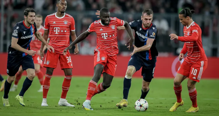 epa10223472 Dayot Upamecano (C) of Munich in action during the UEFA Champions League group C soccer match between Bayern Munich and FC Viktoria Plzen in Munich, Germany, 04 October 2022. EPA/LEONHARD SIMON