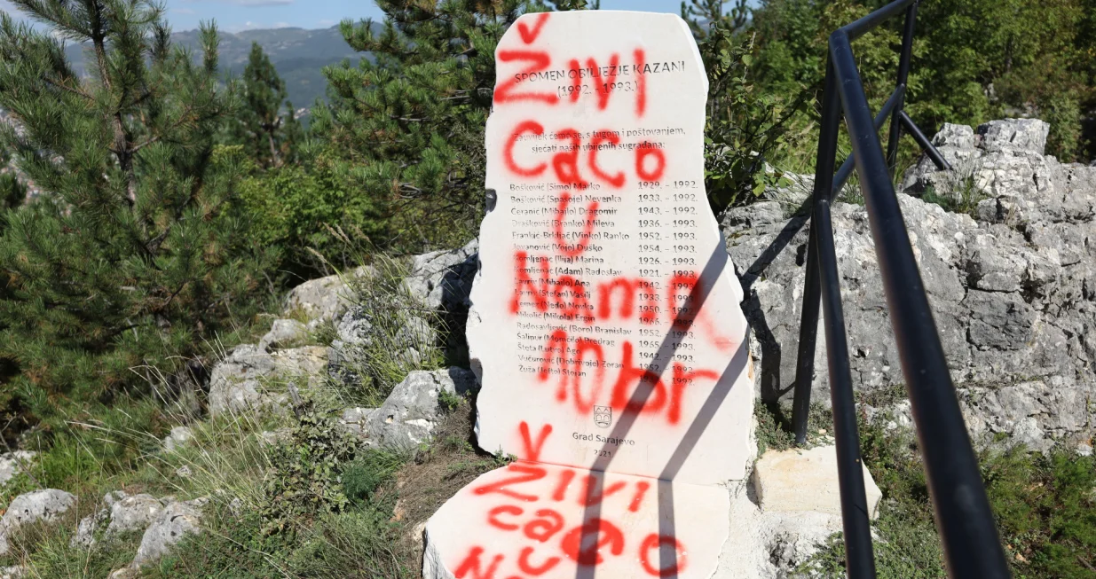Oskrnavljen spomenik ubijenim građanima Sarajeva na Kazanima/Senad Gubelić