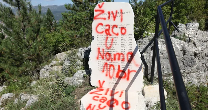 Oskrnavljen spomenik ubijenim građanima Sarajeva na Kazanima/Senad Gubelić