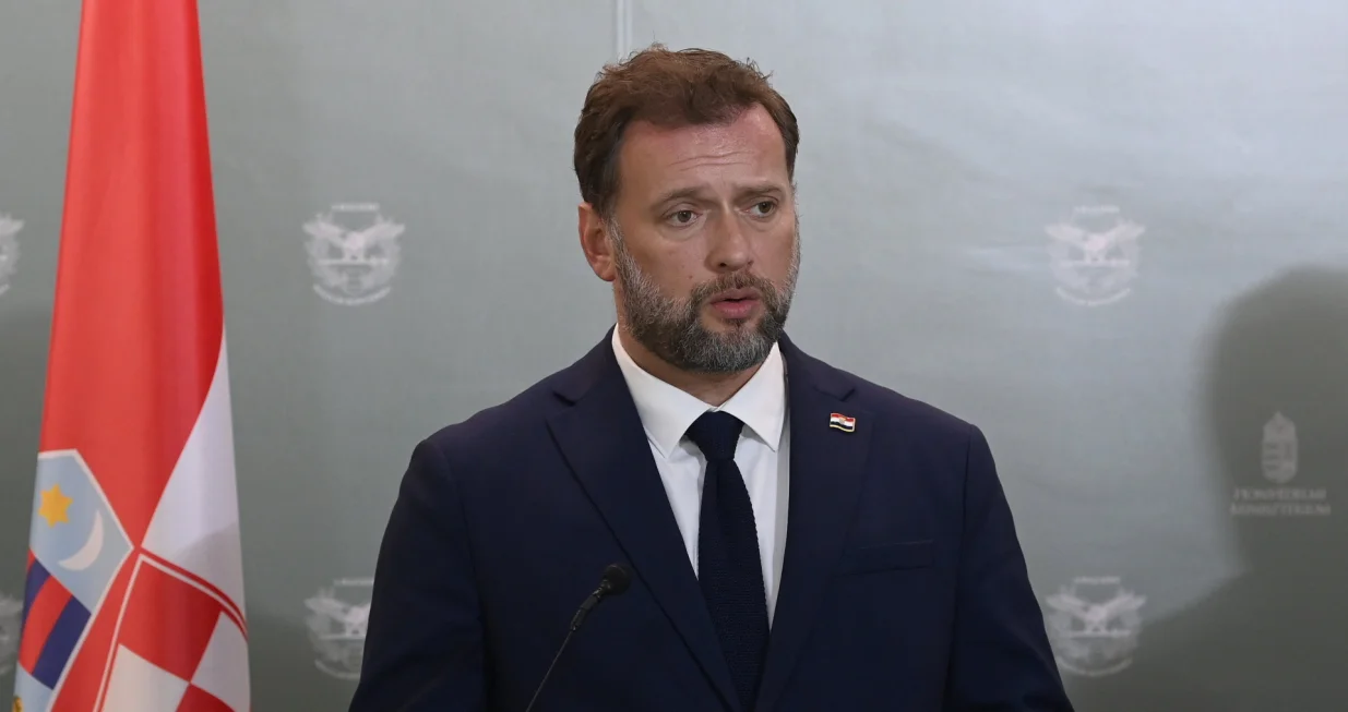 epa10213080 Croatia's Minister of Defense Mario Banozic speaks during a joint press conference with his counterpart from Hungary (not pictured) following their meeting in Budapest, Hungary, 29 September 2022. EPA/ZOLTAN MATHE HUNGARY OUT/Zoltan Mathe