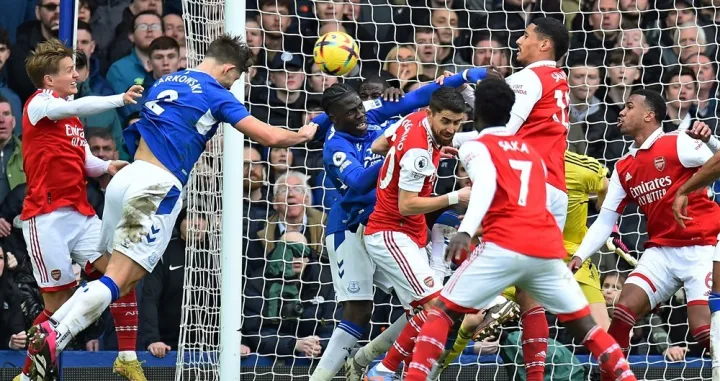 epa10447333 Everton's James Tarkowski (2-nd L) scores the opener goal for 1-0 lead against Arsena lduring the English Premier League soccer match between Everton FC and Arsenal London in Liverpool, Britain, 04 February 2023. EPA-EFE/Peter Powell EDITORIAL USE ONLY. No use with unauthorized audio, video, data, fixture lists, club/league logos or 'live' services. Online in-match use limited to 120 images, no video emulation. No use in betting, games or single club/league/player publications
