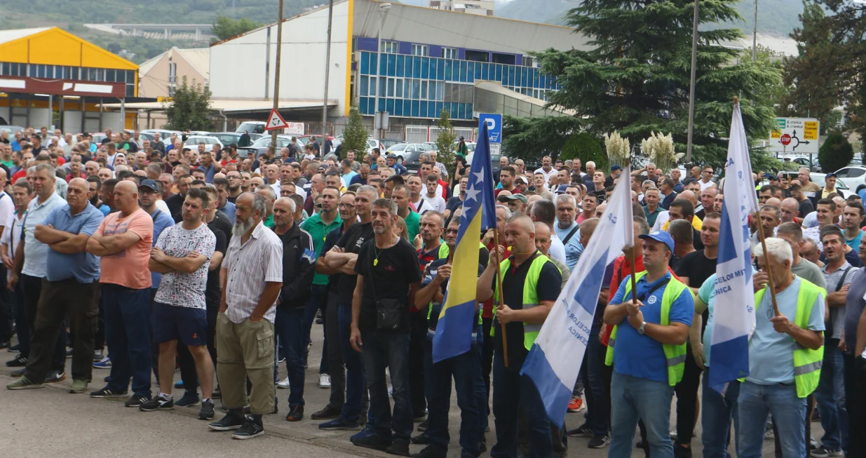 protest radnika ArcelorMittala ispred direkcije kompanije/Muhamed Tunović