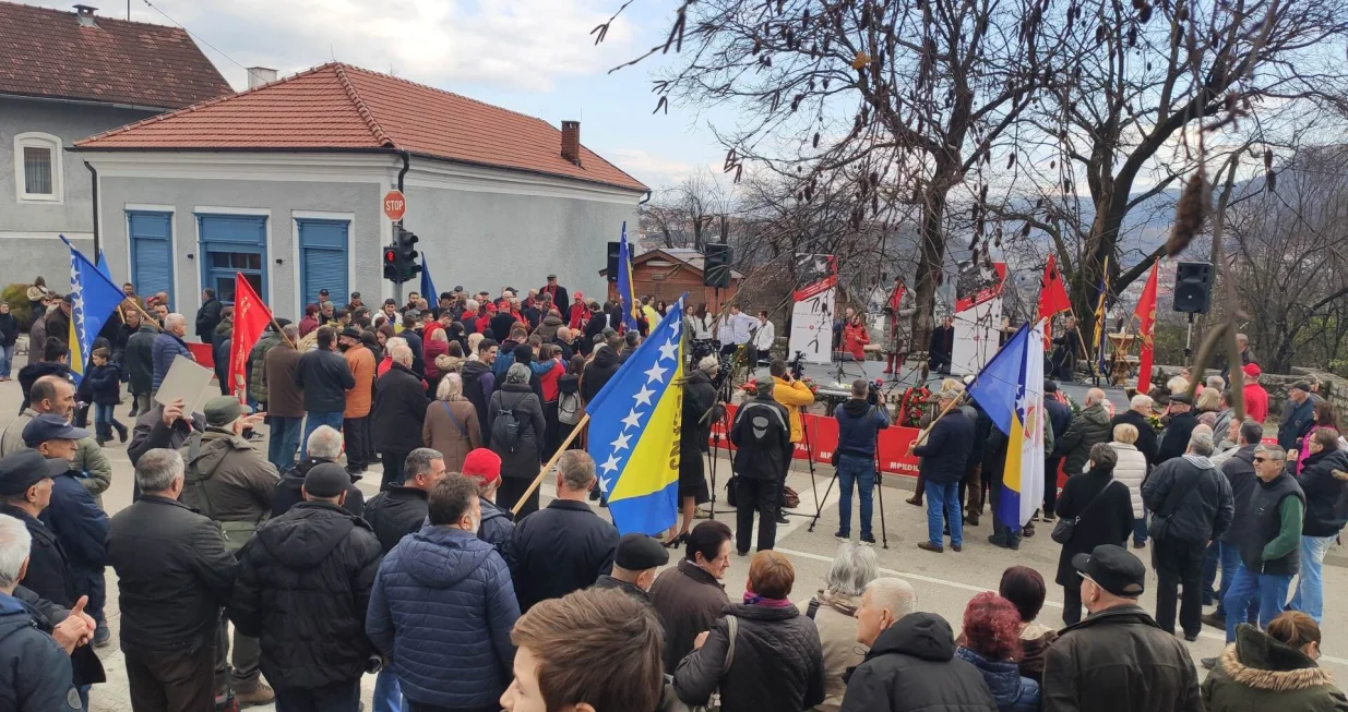 Okupljanje pred muzej zgradom ZAVNOBIH Mrkonjić Grad/