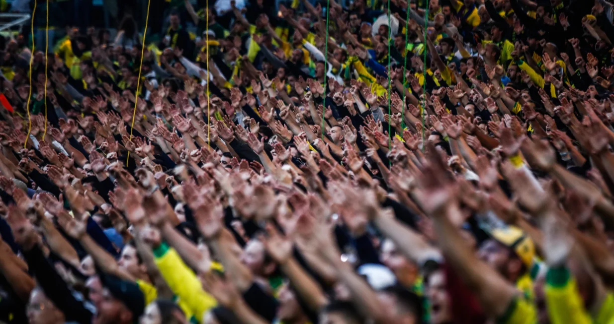 epa10171764 Fans of Nantes cheer on their team prior to the UEFA Europa League group G soccer match between FC Nantes and Olympiakos FC, at the Stade de la Beaujoire in Nantes, France, 08 September 2022. EPA/Mohammed Badra