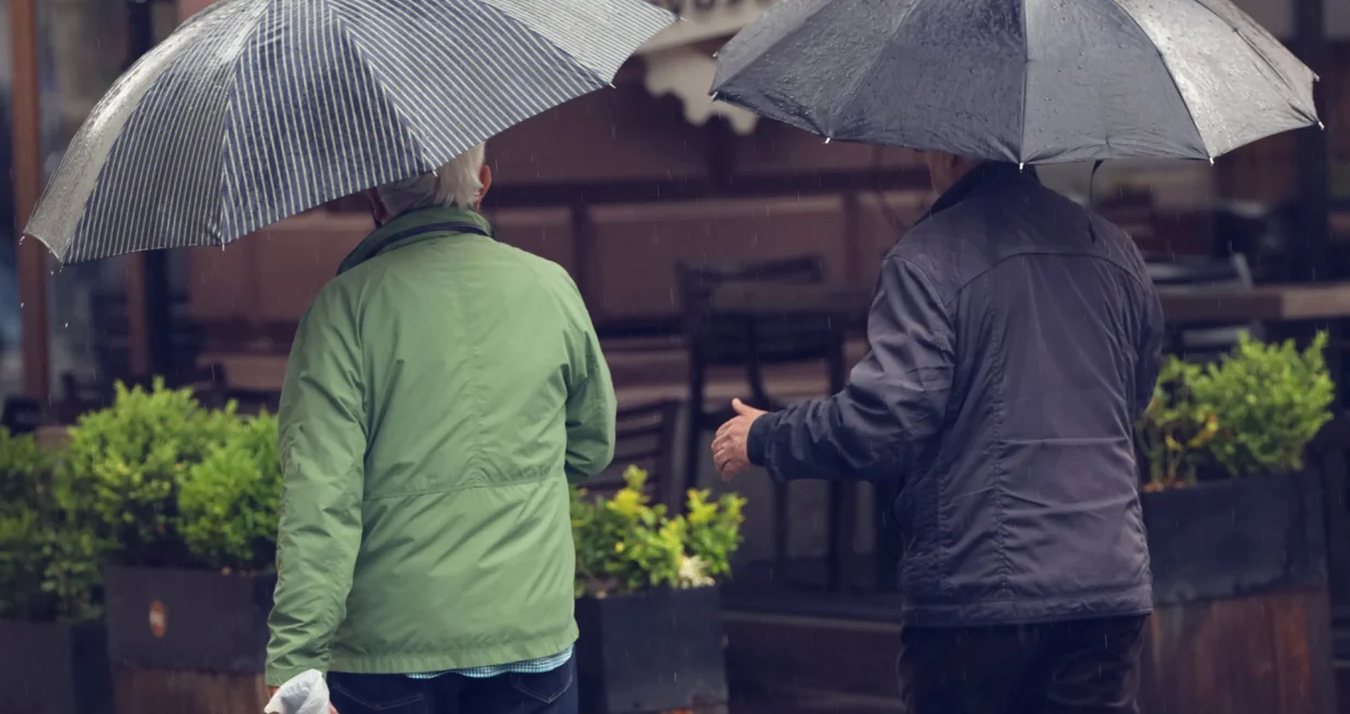 Ilustracija stariji ljudi, penzioneri juni 2023, ki&scaron;a, ki&scaron;obran/Senad Gubelić