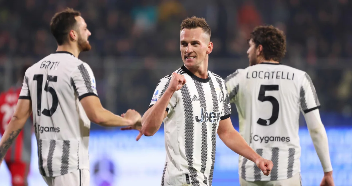 epa10389489 Juventus's Arkadiusz Milik (C) celebrates with his teammates Federico Gatti (L) and Manuel Locatelli (R) after scoring the opening goal during the Italian Serie A soccer match US Cremonese vs Juventus FC at Giovanni Zini stadium in Cremona, Italy, 04 January 2023. EPA/SIMONE VENEZIA