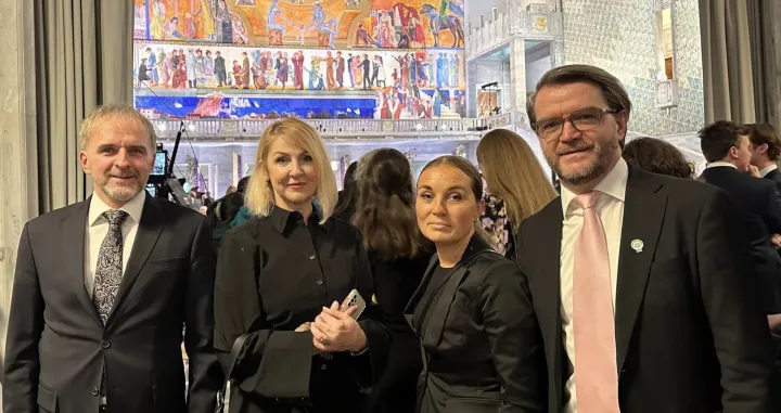 Bakir Sadović i Senaid ef. Kobilica sa suprugama, dodjela Nobelove nagrade (Nobelova nagrada)/Privatni Album