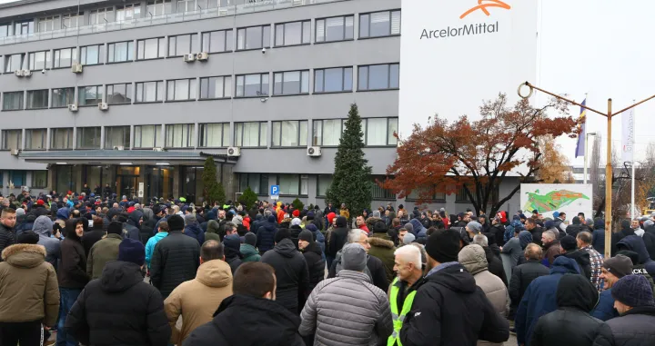 protest radnika ArcelorMittala ispred ispred upravne zgrade u Zenici/Muhamed Tunović