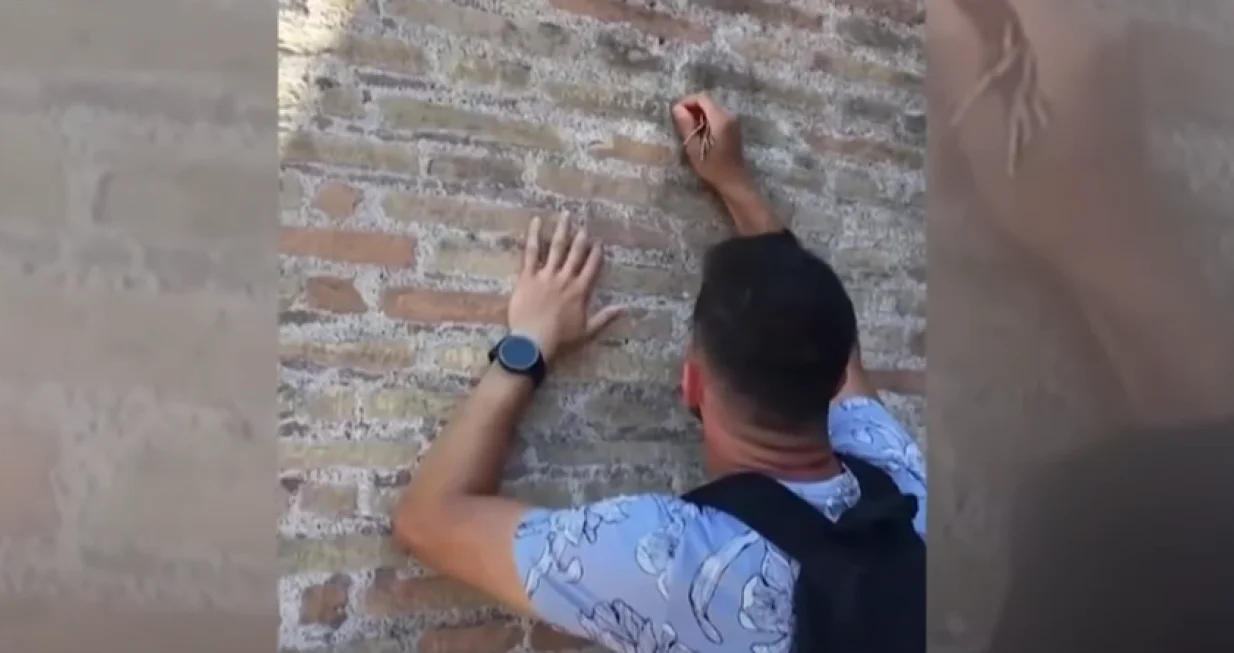 Turista koji je urezivao ime u Koloseum/ Screenshot/ Youtube/