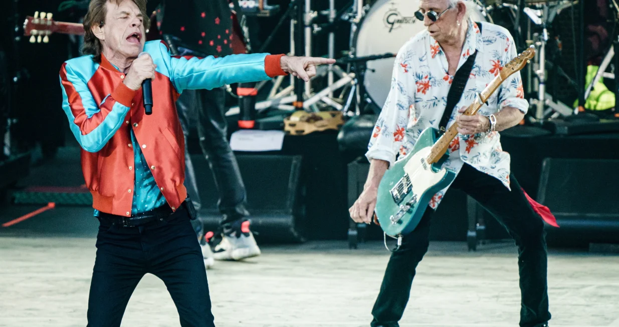 epa10104595 Lead vocalist Mick Jagger (L), and guitarist Keith Richards of the British band The Rolling Stones perform, at the Waldbuehne concert venue, in Berlin, Germany, 03 August 2022. The Stones already played venues in Munich and Gelsenkirchen during their 'Sixty' jubilee tour. EPA/CLEMENS BILAN/Clemens Bilan