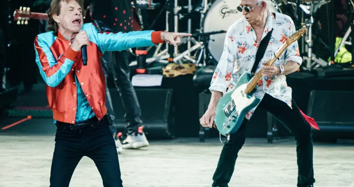 epa10104595 Lead vocalist Mick Jagger (L), and guitarist Keith Richards of the British band The Rolling Stones perform, at the Waldbuehne concert venue, in Berlin, Germany, 03 August 2022. The Stones already played venues in Munich and Gelsenkirchen during their 'Sixty' jubilee tour. EPA/CLEMENS BILAN/Clemens Bilan