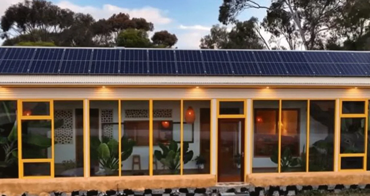 Od blata i guma napravila dom iz snova/Youtube/@livingbig