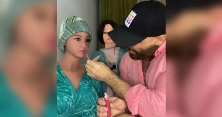 Oženio plastičnu lutku, pa se razveo, a onda se "vjenčao" sa još dvije/Instagram/yurii_tolochko