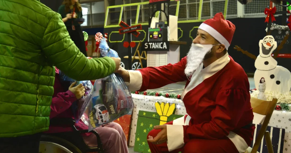 Nijedno dijete bez paketića, novogodi&scaron;nji paketići za djecu iz porodica slabijeg materijalnog stanja iz BiH, Udruženje Ruku na srce/Ruku Na Srce