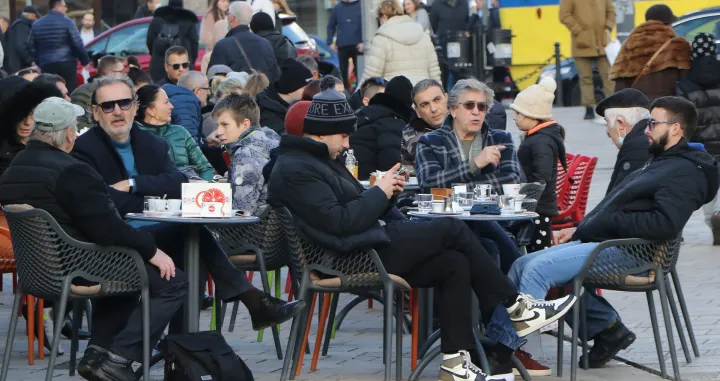 Vijest u objektivu sunčano vrijeme šetnja bašte turisti/Senad Gubelić