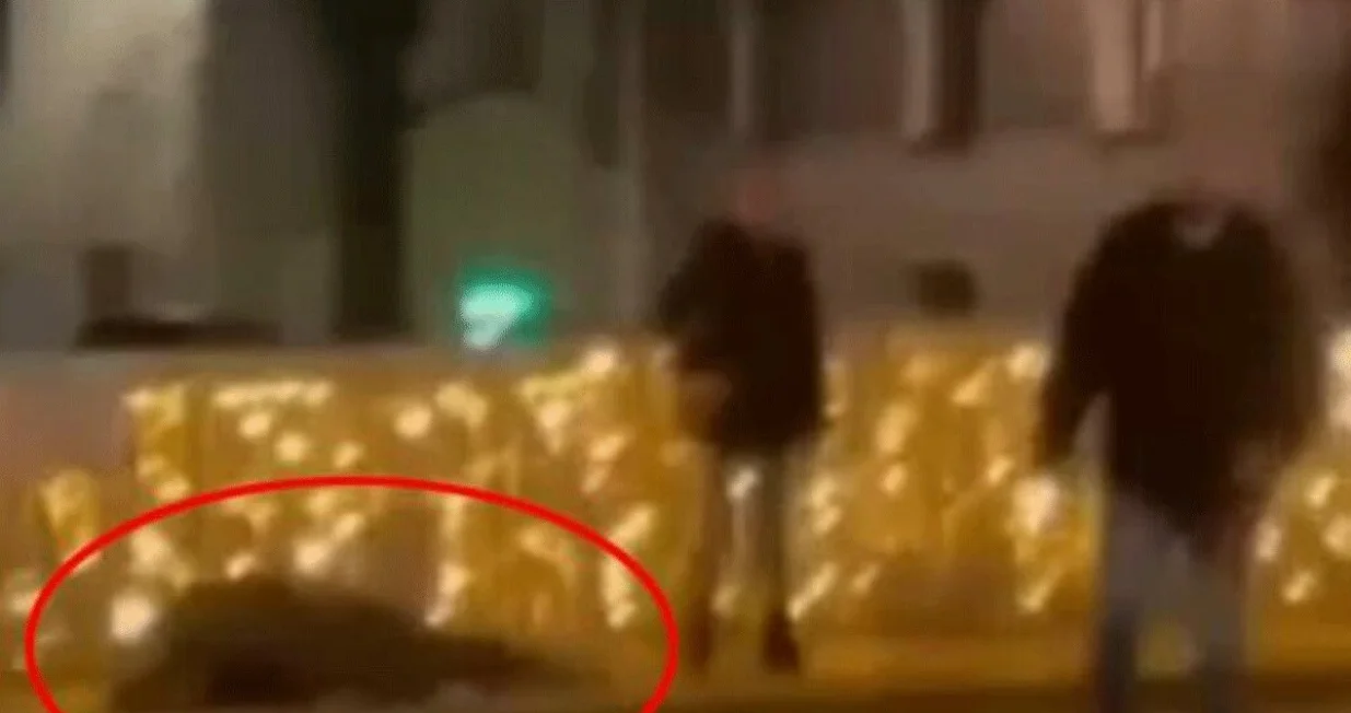 Nasilnik tuče muškarca i djevojku u centru Sarajeva/PrtSc/