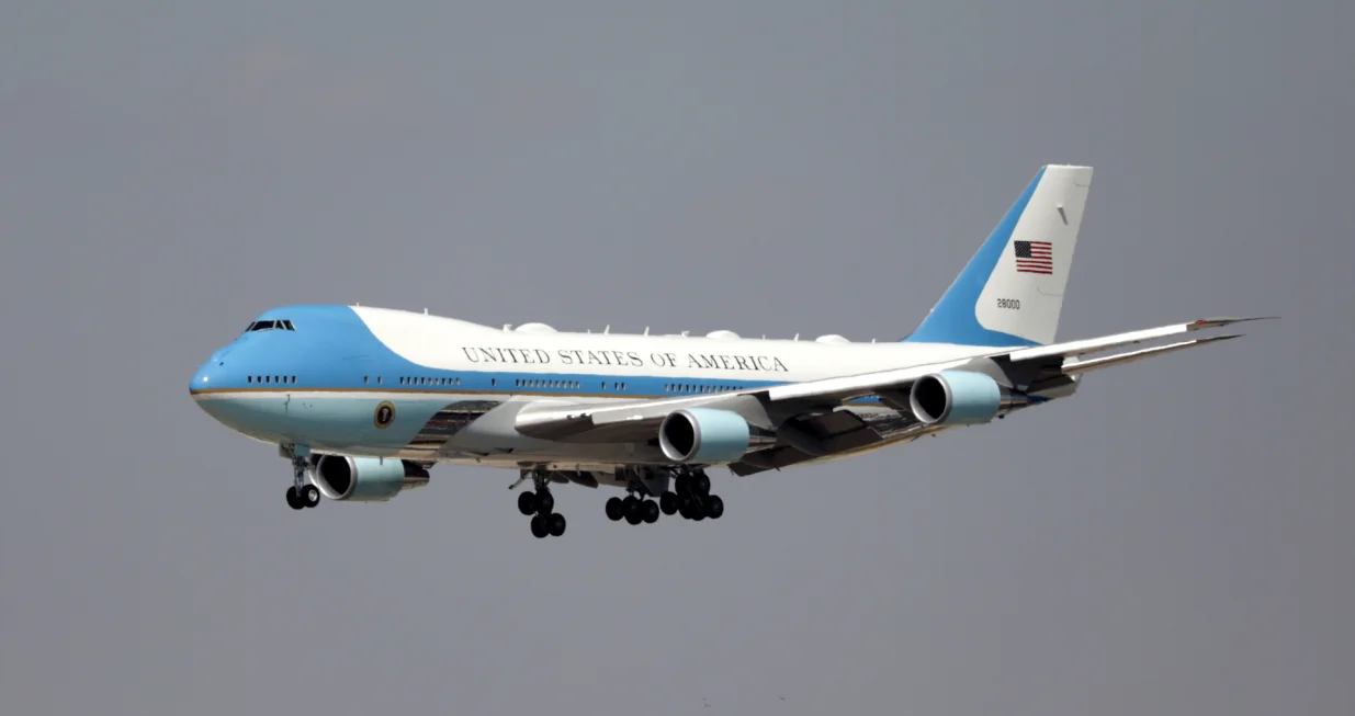 epa10068541 Air Force One with US President Joe Biden is apporaching for landing at Ben Gurion Airport, in Lod, near Tel Aviv, Israel, 13 July 2022. The US president arrived in Israel for an official visit, kicking off a trip to the Middle East from 13-16 July. EPA/ABIR SULTAN/Abir Sultan