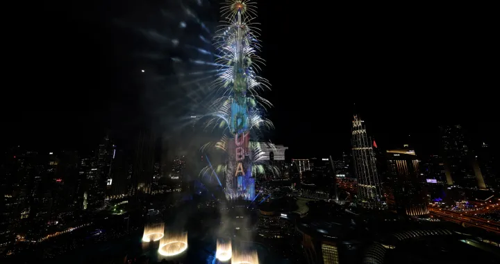 epa10384395 Fireworks illuminate the sky from Burj Khalifa, the tallest building in the world, during New Year's Eve 2023 celebrations in the Gulf emirate of Dubai, United Arab Emirates, 01 January 2023. EPA/ALI HAIDER/Ali Haider