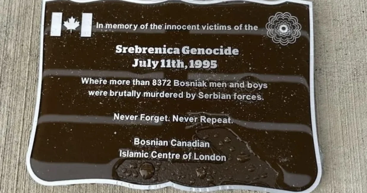 Memorijalna klupa, spomen-ploča, spomen-obilježje u Londonu (Kanada) žrtvama genocida u Srebrenici/Igk