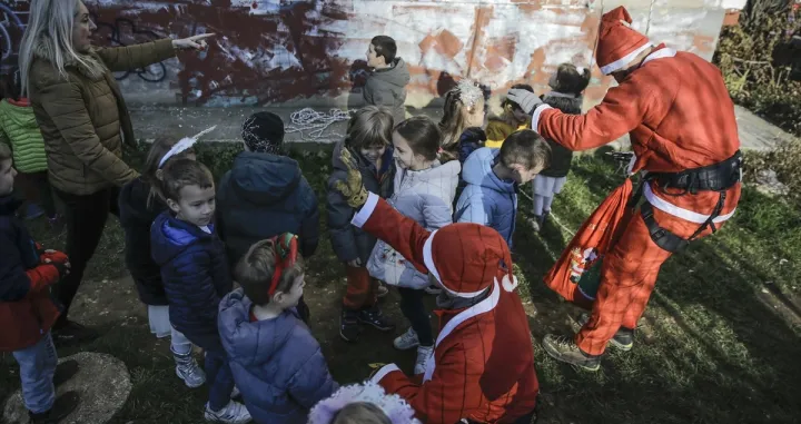 Deda mrazevi u Sarajevu, Deda mraz. paketići, podjela paketića, praznici/Anadolija/