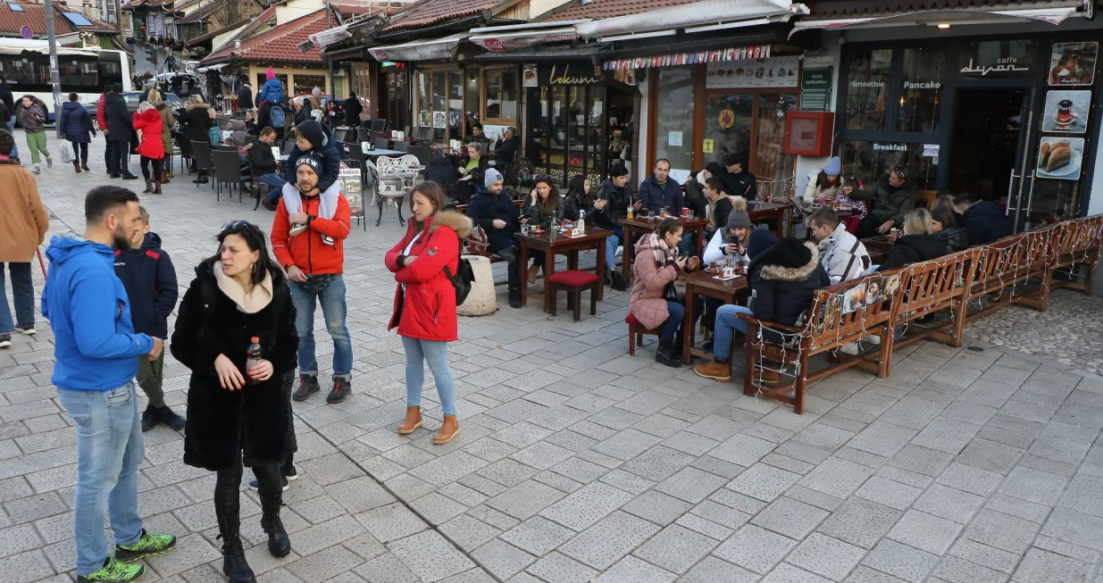 Vijest u objektivu sunčano vrijeme šetnja bašte turisti/Senad Gubelić