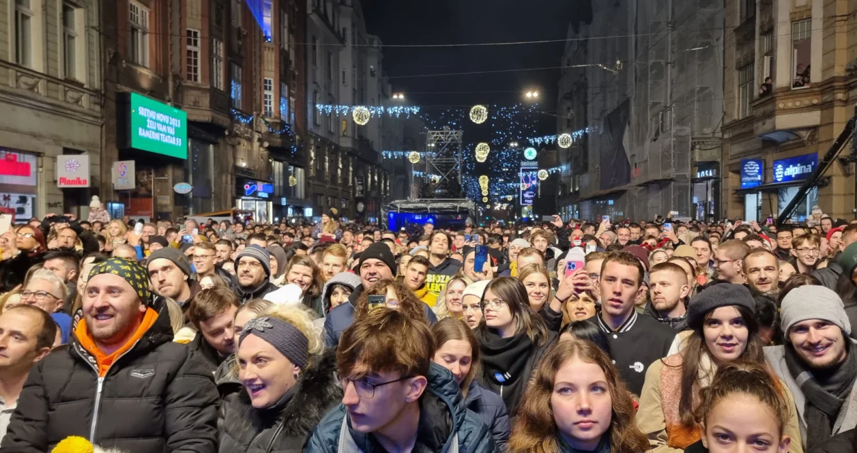 Sarajevo, BIH - 01. januar 2023.: Hiljade građana i turista uz spektakularan koncert ispred Vječne vatre u Sarajevu, gdje je upriličen javni doček, ušlo je u 2023. godinu uz spektakularan vatromet. (Nihad Ibrahimkadic - Anadolu Agency)/�