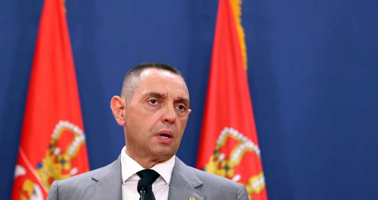 epa10226285 Serbian Interior Minister Aleksandar Vulin addresses the media with Austrian interior minister and Hungarian minister of foreign affairs and trade after their meeting in Belgrade, Serbia, 06 October 2022. High level delegations of Serbia, Hungary and Austria met in Belgrade to discuss border and migration management. EPA/ANDREJ CUKIC/Andrej Cukic