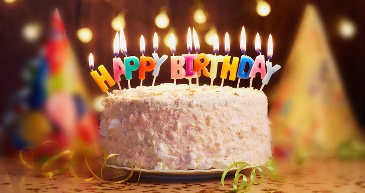 rođendanska torta sa svijećama/