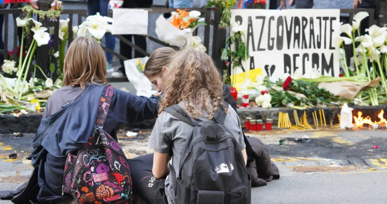 Beograd, 5. maja 2023.- Beograd, 5. maja 2023.-Gra?ani danas ispred Osnovne ?kole "Vladislav Ribnikar" pale sve?e i pola?u cve?e, a mogu se upisati i u Knjigu ?alosti kako bi odali po?tu stradalim u?enicima i zaposlenom radniku u ovoj beogradskoj ?koli. FOTO TANJUG/ MILO? MILIVOJEVI?/ nr/MiloЉ MilivojeviЖ