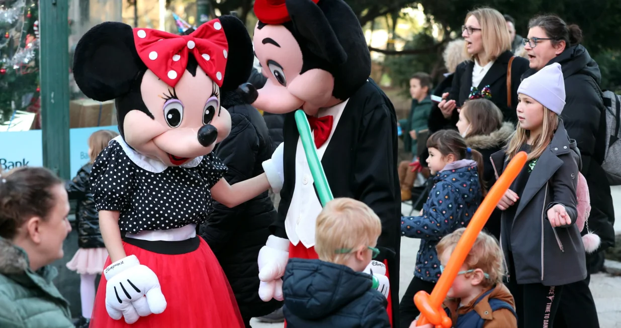 epa09661435 Performers wearing Mickey and Minnie Mouse costumes perform on the street on New Year's Eve in Sarajevo, Bosnia and Herzegovina, 31 December 2021. EPA/FEHIM DEMIR/Fehim Demir