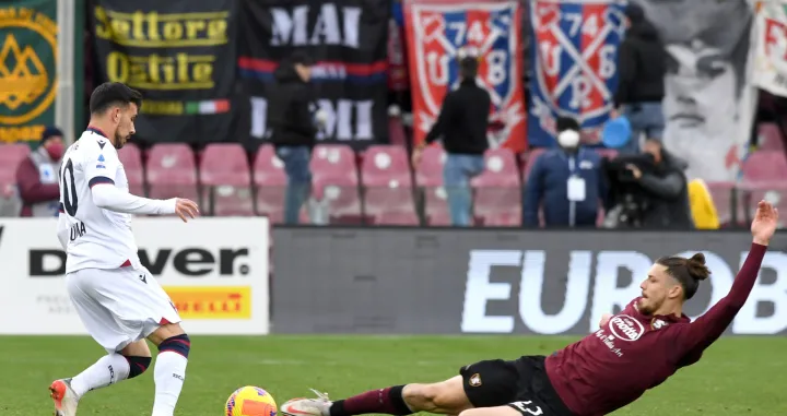 epa09787108 Salernitana's Radu Dragusin in action during the Italian Serie A soccer match US Salernitana vs Bologna FC at the Arechi stadium in Salerno, Italy, 26 February 2022. EPA/MASSIMO PICA