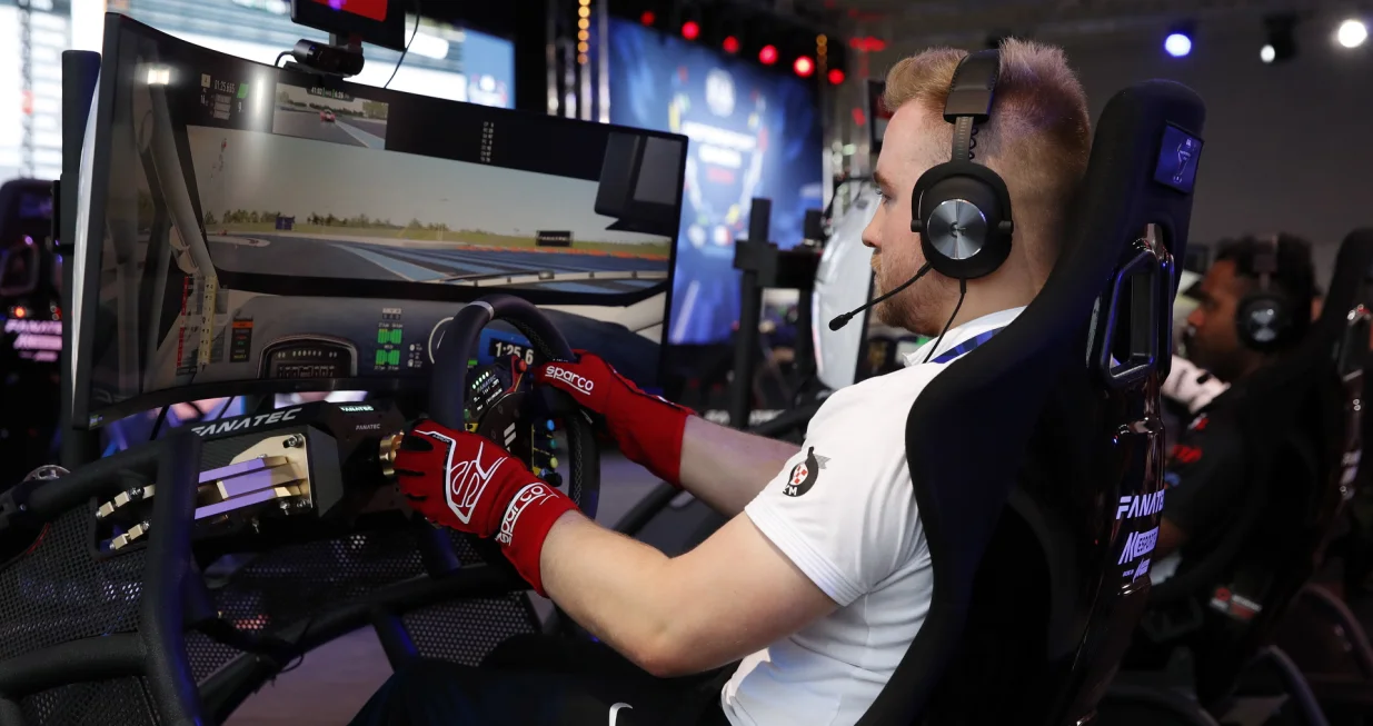 epa10273572 Polish driver Marcin Swiderek competes during the Fanatec Esports Cup at the Motorsport Games 2022 in Le Castellet, France, 29 October 2022. EPA/SEBASTIEN NOGIER/Sebastien Nogier