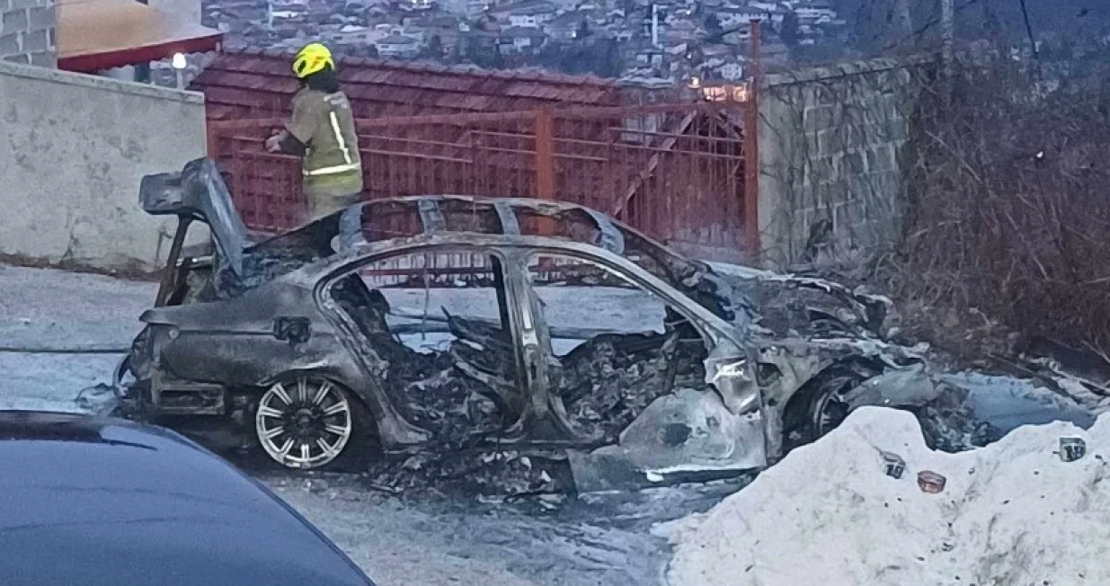 BMW je u potpunosti izgorio/Avaz/