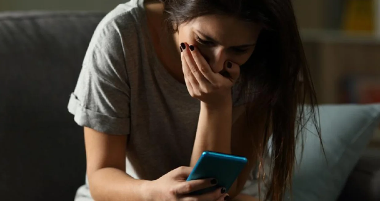 Osvetnička pornografija, &scaron;okirana žena, gole slike, zabrinuta žena/