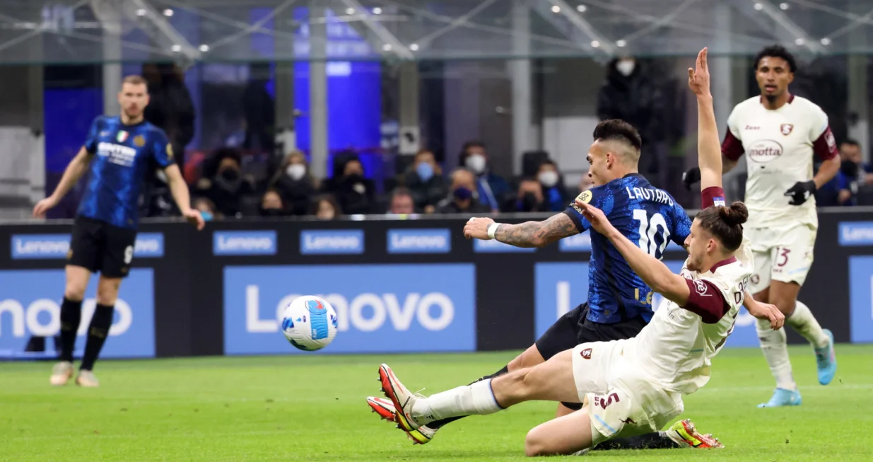 epa09802231 Inter Milan's Lautaro Martinez (L) scores the goal of 3-0 against Salernitana's Radu Dragusin during the Italian serie A soccer match between FC Inter and Salernitana at Giuseppe Meazza stadium in Milan, Italy, 04 March 2022. EPA/MATTEO BAZZI