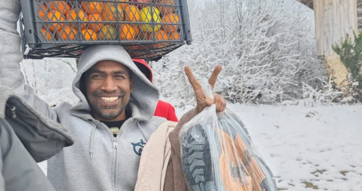 SOS Balknaroute - donatori im obezbijedili odjeću i voće/
