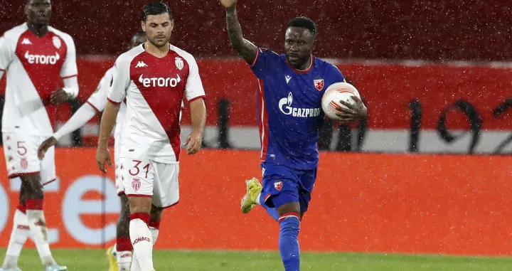 epa10284372 Guelor Kanga of Red Star Belgrade celebrates after scoring a goal against AS Monaco during the UEFA Europa League Group H soccer match between AS Monaco and Red Star Belgrade, at Stade Louis II, in Monaco, 03 November 2022. EPA/SEBASTIEN NOGIER