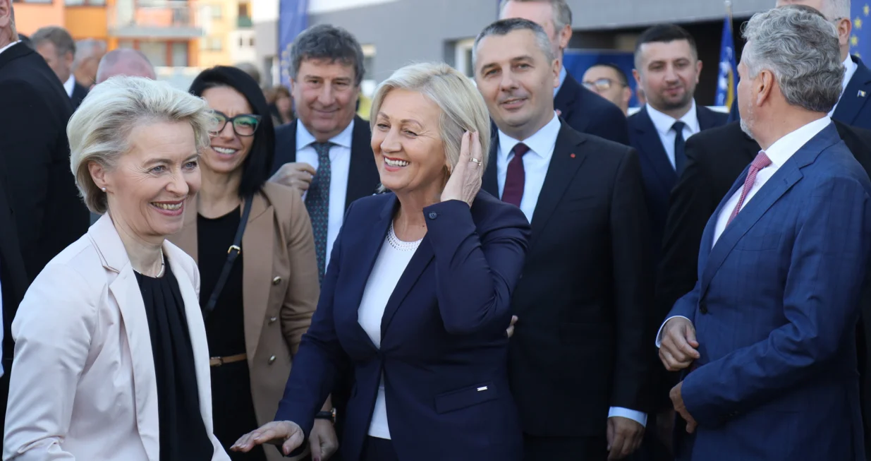 Predsjednica Evropske komisije Ursula von der Leyen i predsjedavajuća Vijeća ministara BiH Borjana Krišto svečano uručile ključeve 27 stanova u Vogošći korisnicima Regionalnog programa stambenog zbrinjavanja./Senad Gubelić