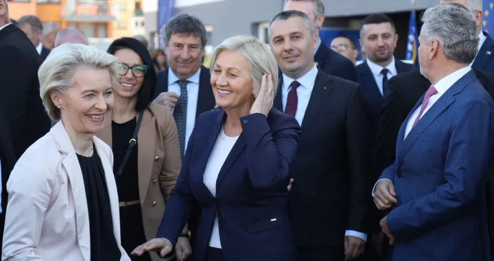 Predsjednica Evropske komisije Ursula von der Leyen i predsjedavajuća Vijeća ministara BiH Borjana Krišto svečano uručile ključeve 27 stanova u Vogošći korisnicima Regionalnog programa stambenog zbrinjavanja./Senad Gubelić