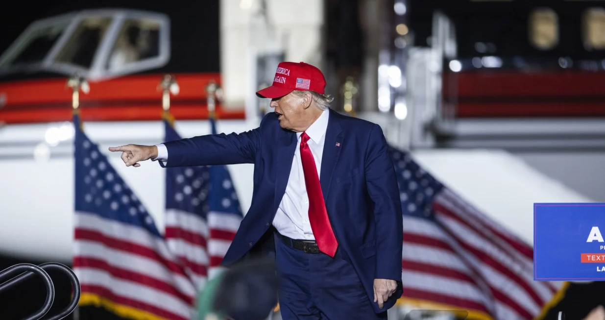 epa10289373 Former US President Donald Trump holds a rally for Republican Senate candidate from Pennsylvania Mehmet Oz in Latrobe, Pennsylvania, USA, 05 November 2022. The US midterm elections are held every four years at the midpoint of each presidential term and this year include elections for all 435 seats in the House of Representatives, 35 of the 100 seats in the Senate and 36 of the 50 state governors as well as numerous other local seats and ballot issues. EPA/JIM LO SCALZO/Jim Lo Scalzo