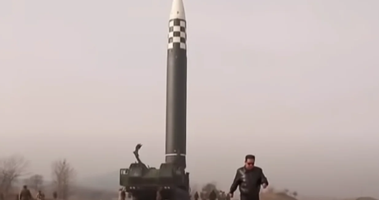 Kim Jong Un i njegova raketa//
