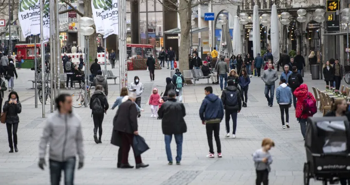 epa08301129 People walk at the 'Kaufingerstreet', one of the most important shopping streets in Munich, Bavaria, Germany, 17 March 2020. The German government and local authorities are heightening measures to stem the spread of the coronavirus SARS-CoV-2 which causes the COVID-19 disease. According to the disease control centre of the Robert Koch Institute, the number of coronavirus COVID-19 cases in Germany has exceeded the 7,500 mark on Tuesday morning 17 March 2020. EPA/LUKAS BARTH-TUTTAS/Lukas Barth-tuttas