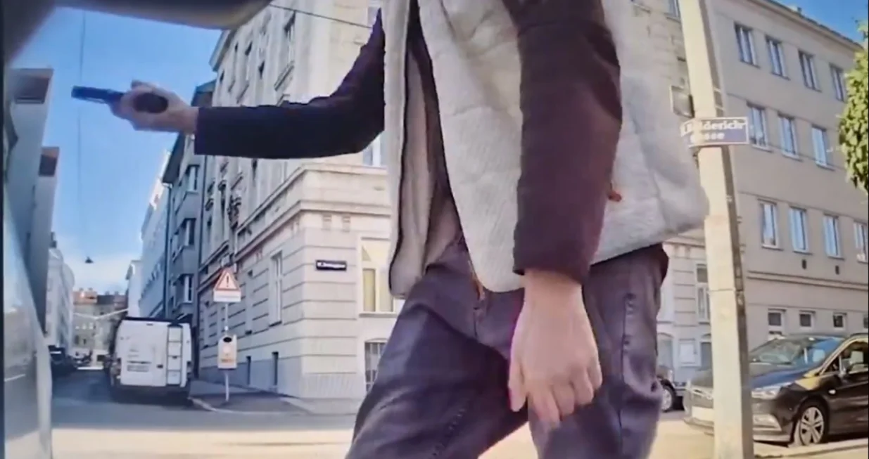 Mladić iz BiH tvrdi da je riječ o gasnom pi&scaron;tolju/Screenshot/