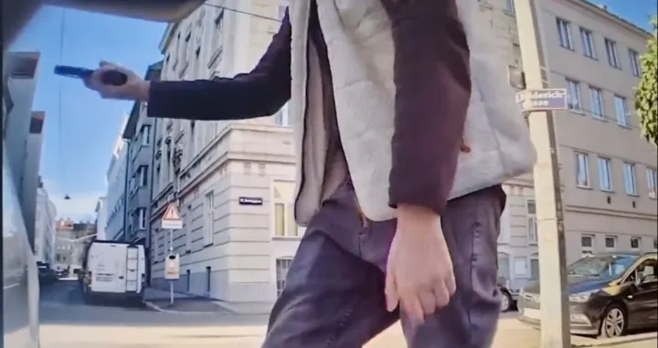 Mladić iz BiH tvrdi da je riječ o gasnom pištolju/Screenshot/