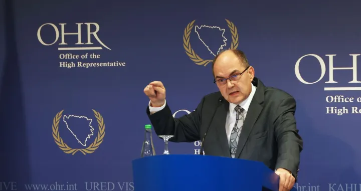 SARAJEVO, 19. decembra (FENA) – Visoki predstavnik u Bosni i Hercegovini Christian Schmidt pozvao je političke odnsno parlamentarne strukture u BiH da u kratkom roku usvoje tehničke izmjene izbornog zakonodavstva zemlje radi poboljšanja integriteta izbornog procesa; u protivnom, nametnut će ih on koristeći ovlasti. (Foto FENA/Almir Razić)/Fena