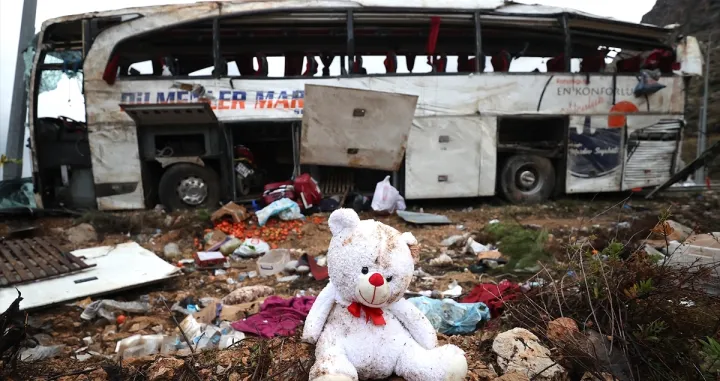 Iz autobusa su prilikom prevtanja ispale dječije igračke/ Anadolija/