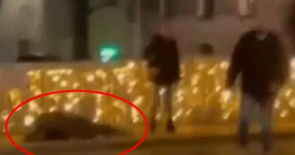 Nasilnik tuče muškarca i djevojku u centru Sarajeva/PrtSc/